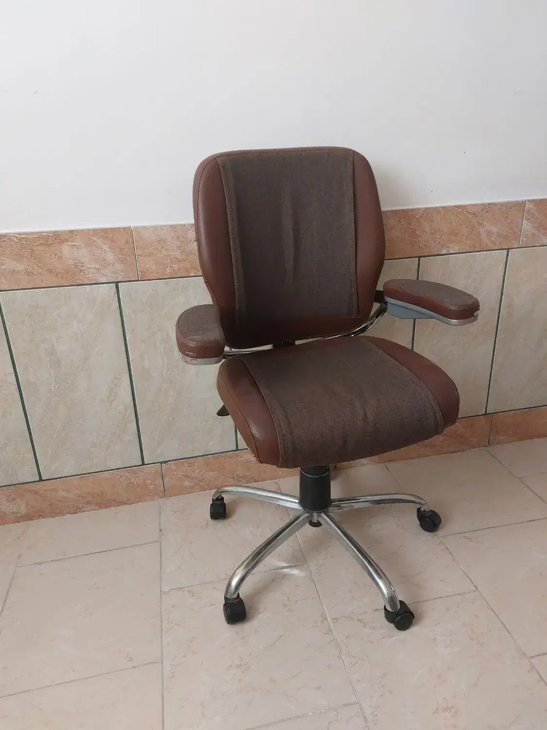 صندلی چرخ دار|صندلی و نیمکت|شهرکرد, |دیوار