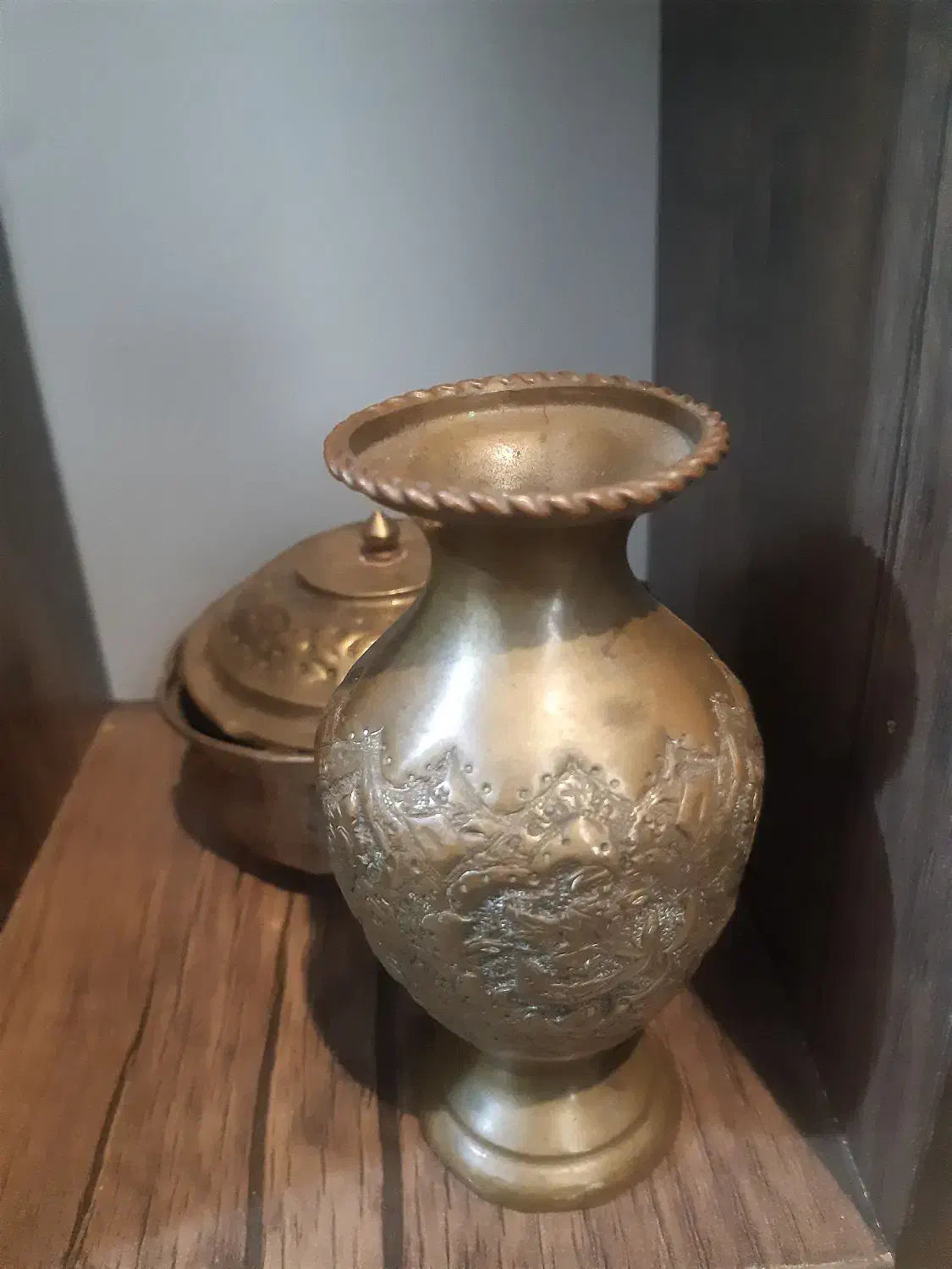 گلدان برنجی قدیمی|کلکسیون اشیاء عتیقه|سنگر, |دیوار