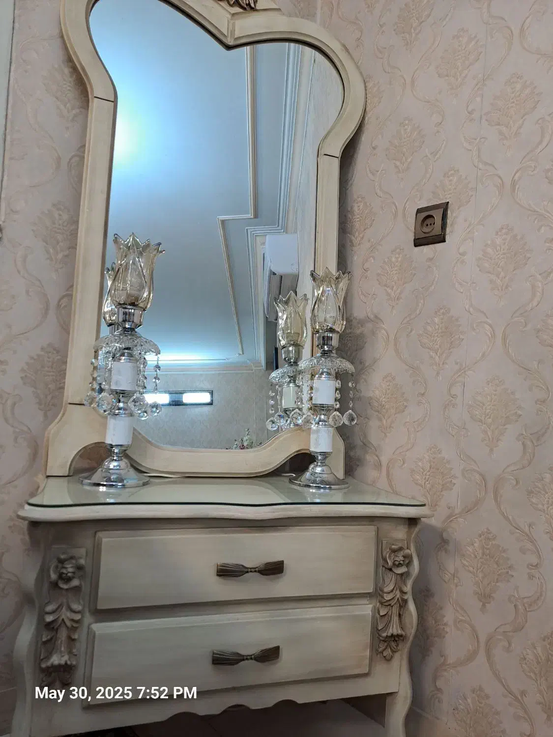 آیینه و شمعدان|آینه|ری, جوانمرد قصاب|دیوار