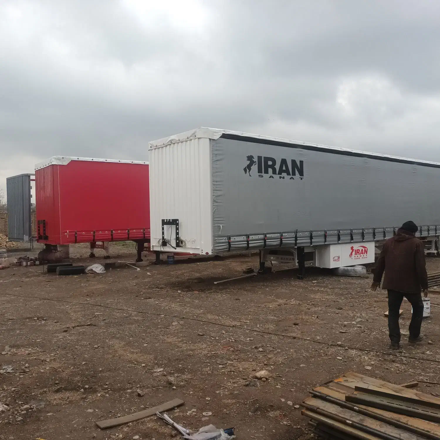 استخدام چند نفر جوشکار ونقاش نیمه ماهر|استخدام صنعتی، فنی، مهندسی|مرند, |دیوار