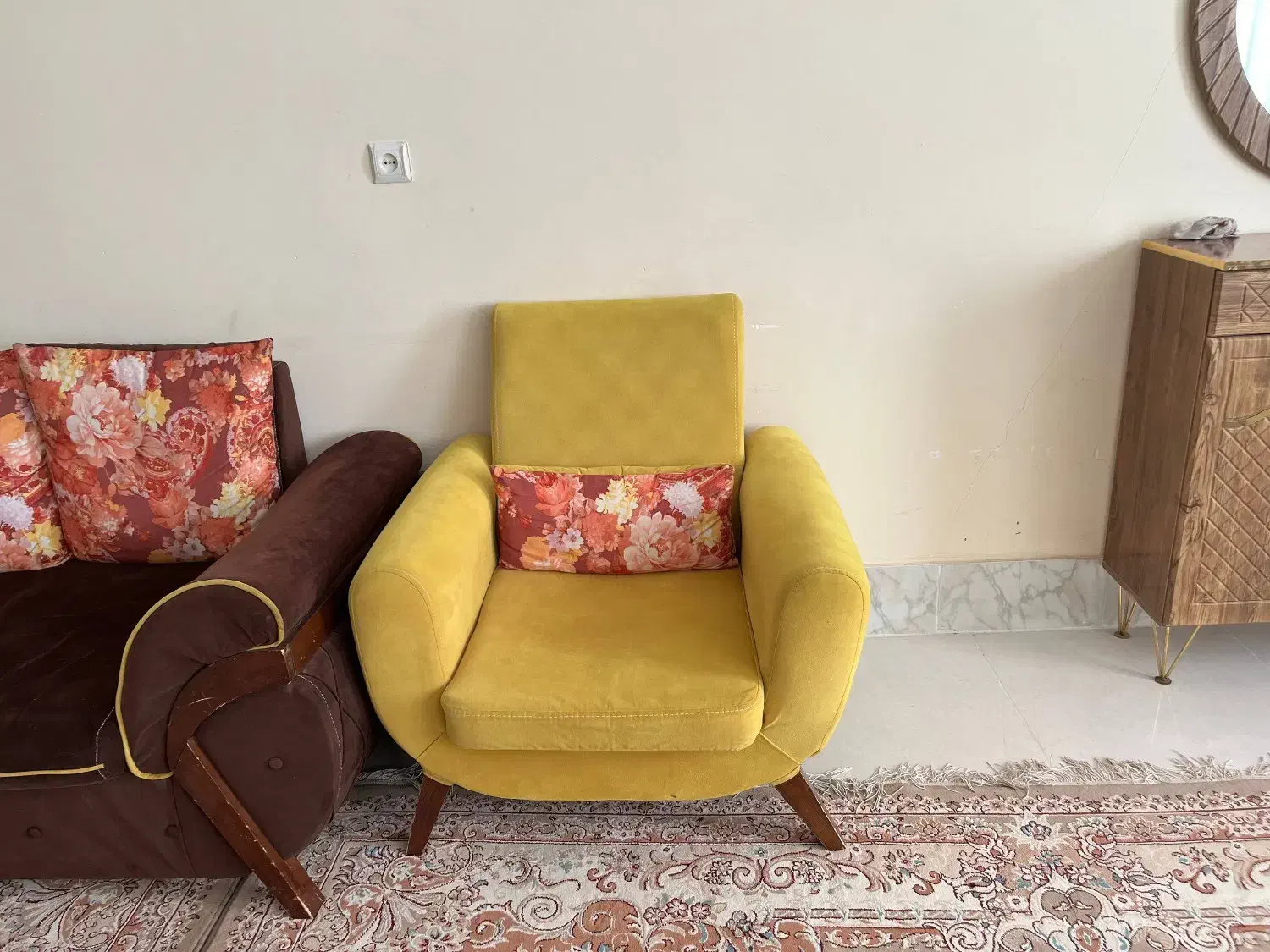 مبل هفت نفره|مبلمان خانگی و میز عسلی|تربتحیدریه, آغوی|دیوار