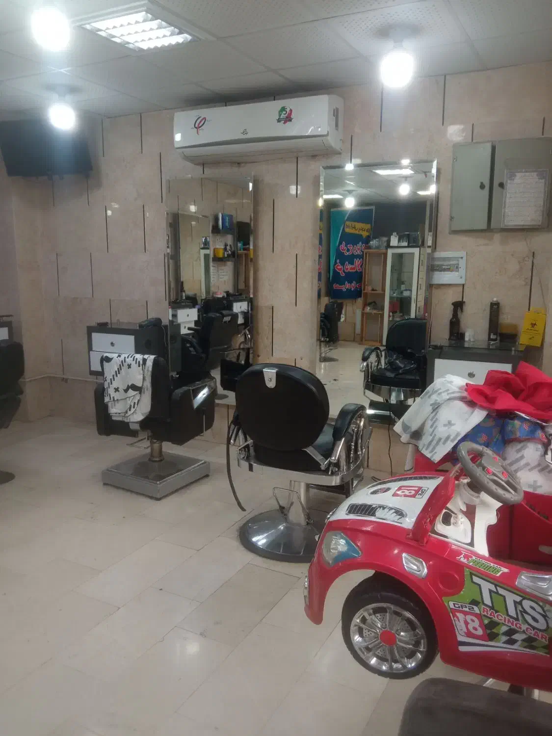 استخدام آرایشگر ماهر و نیمه ماهر و اجاره صندلی|استخدام درمانی، زیبایی، بهداشتی|اصفهان, ملاصدرا|دیوار