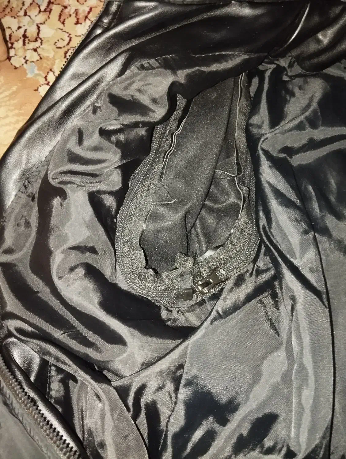 کاپشن|لباس|نقده, |دیوار