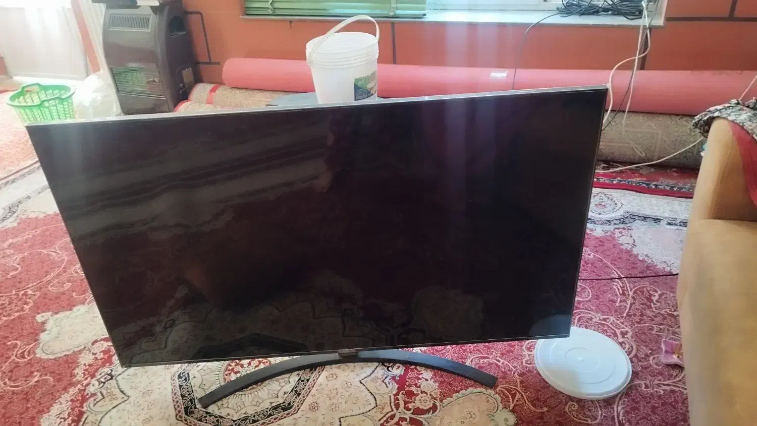 ال ای دی ضربه خورده صدا داره یکم تصویر هم‌داره|تلویزیون و پروژکتور|شیراز, گل سرخ|دیوار