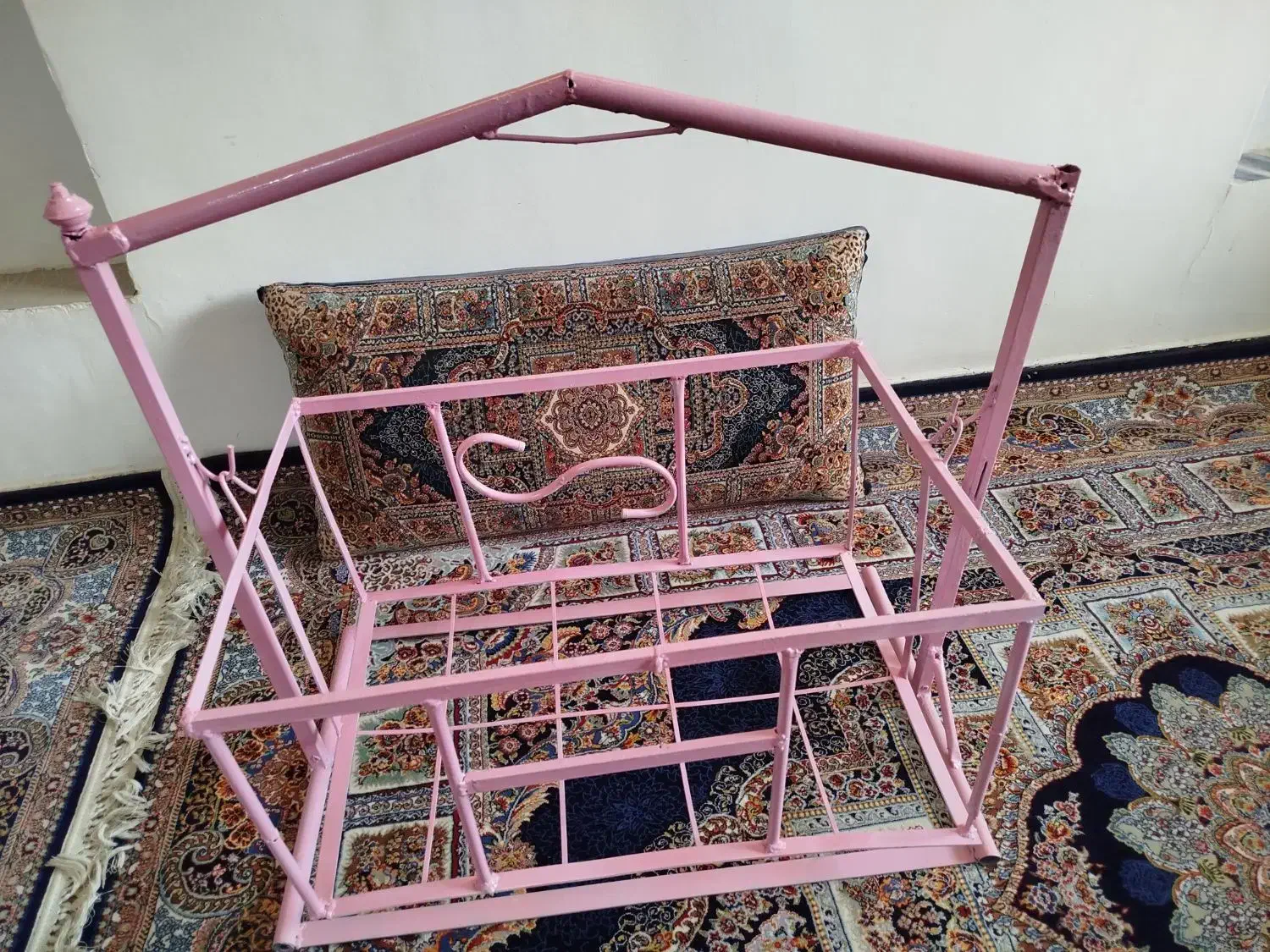 گهواره اهنی|تخت و صندلی بچه|نیشابور, بنیاد شهید|دیوار