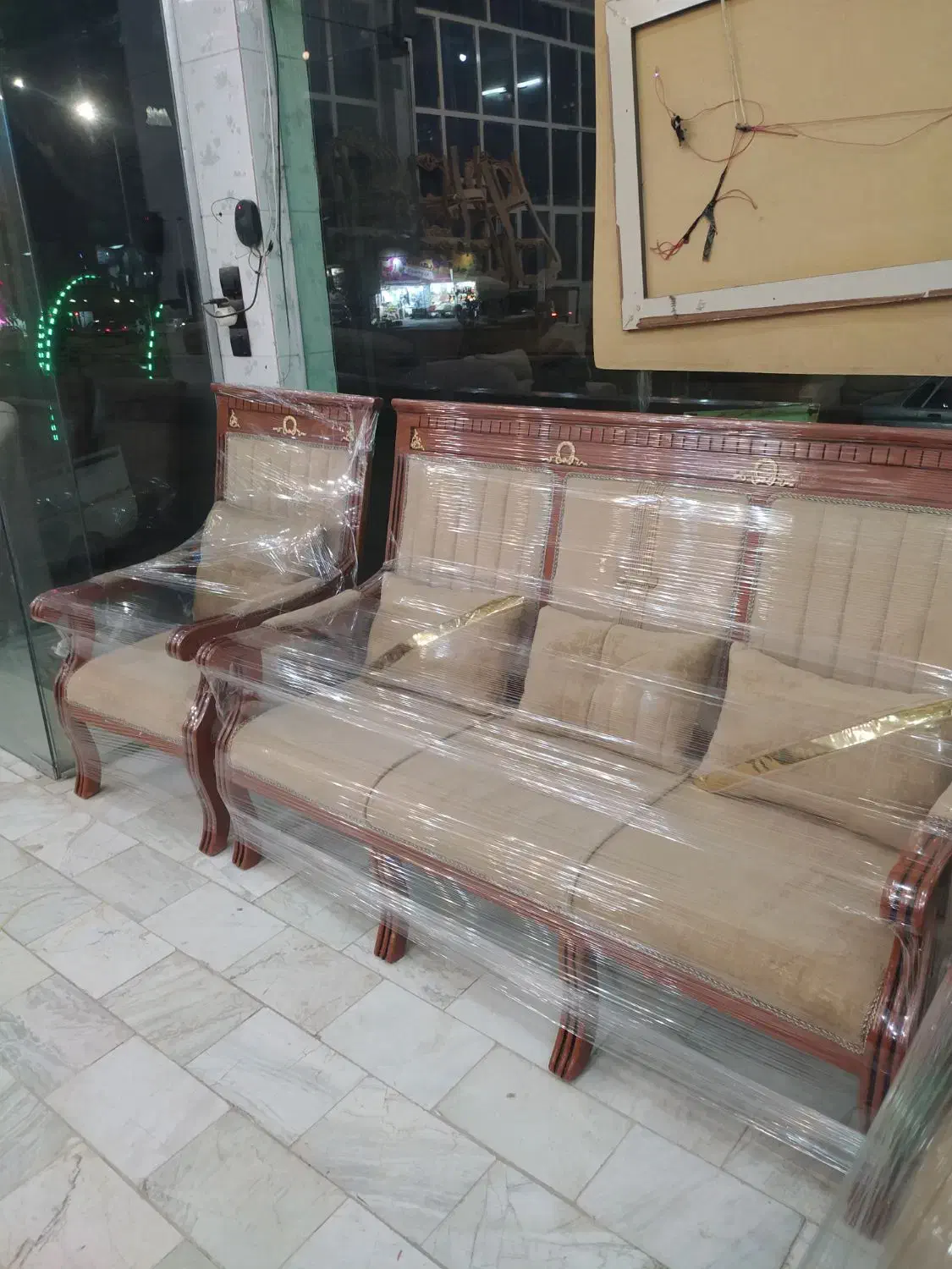 مبل سلطنتی|مبلمان خانگی و میز عسلی|تربتحیدریه, شهرک ولیعصر|دیوار