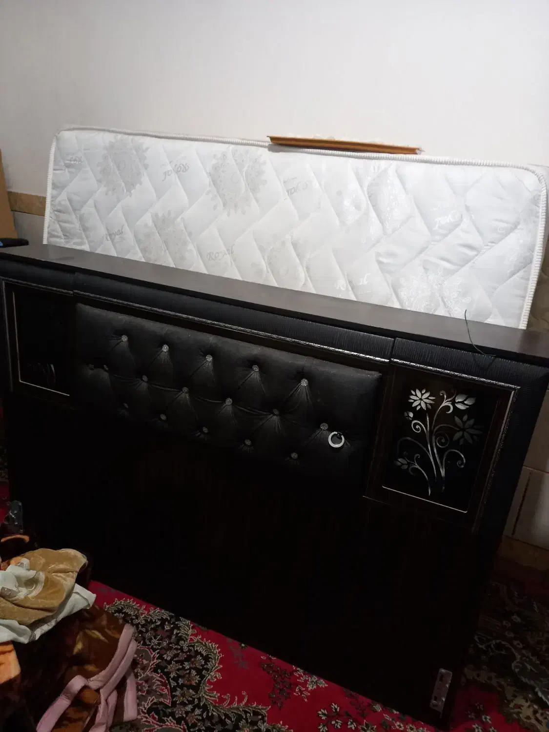 تختخواب دونفره خیلی خوب وسالم|تخت و سرویس خواب|صوغان, |دیوار