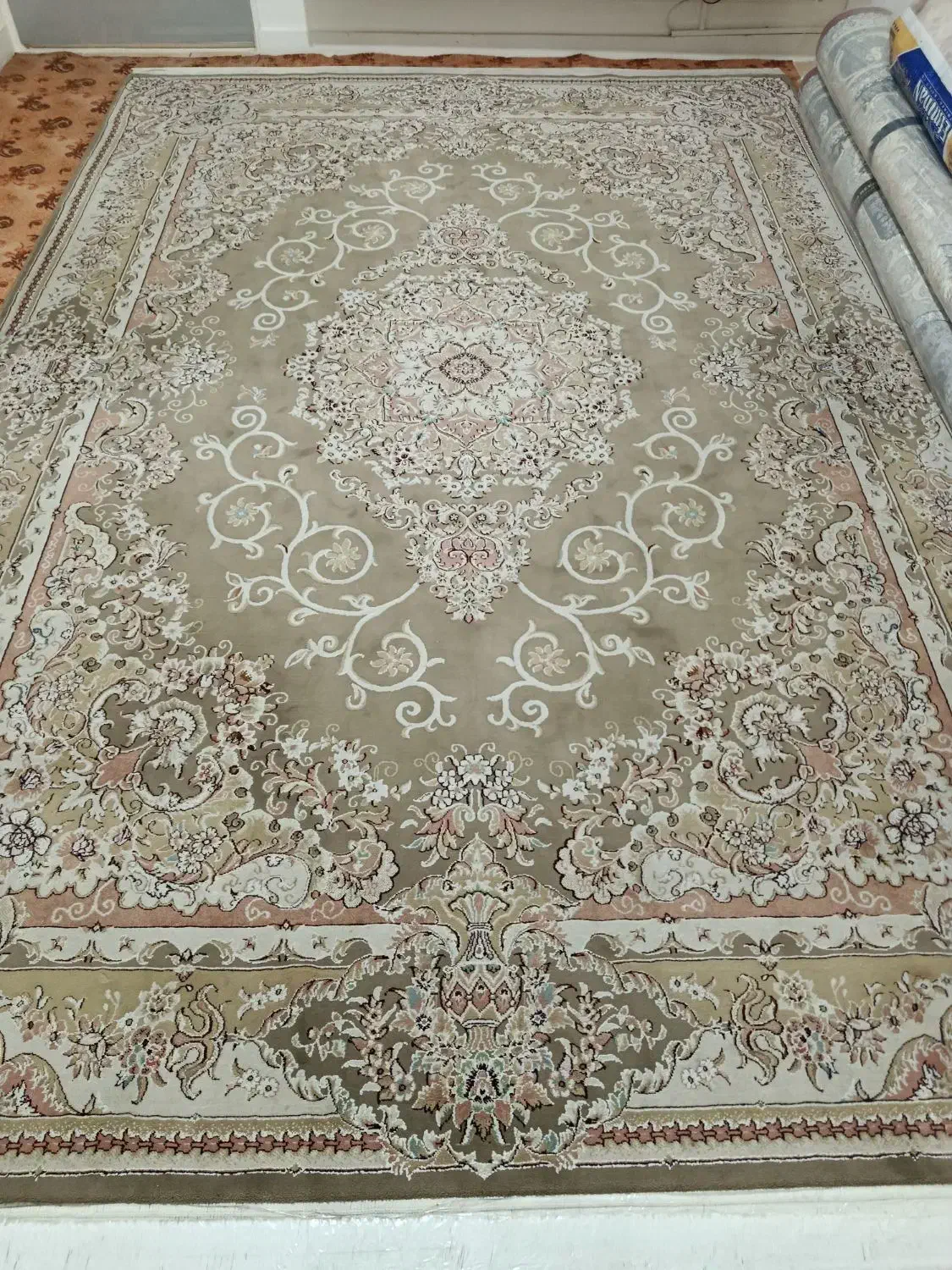 سه عدد فرش و میز تلویزیون|فرش|قدس, شهر‌قدس|دیوار