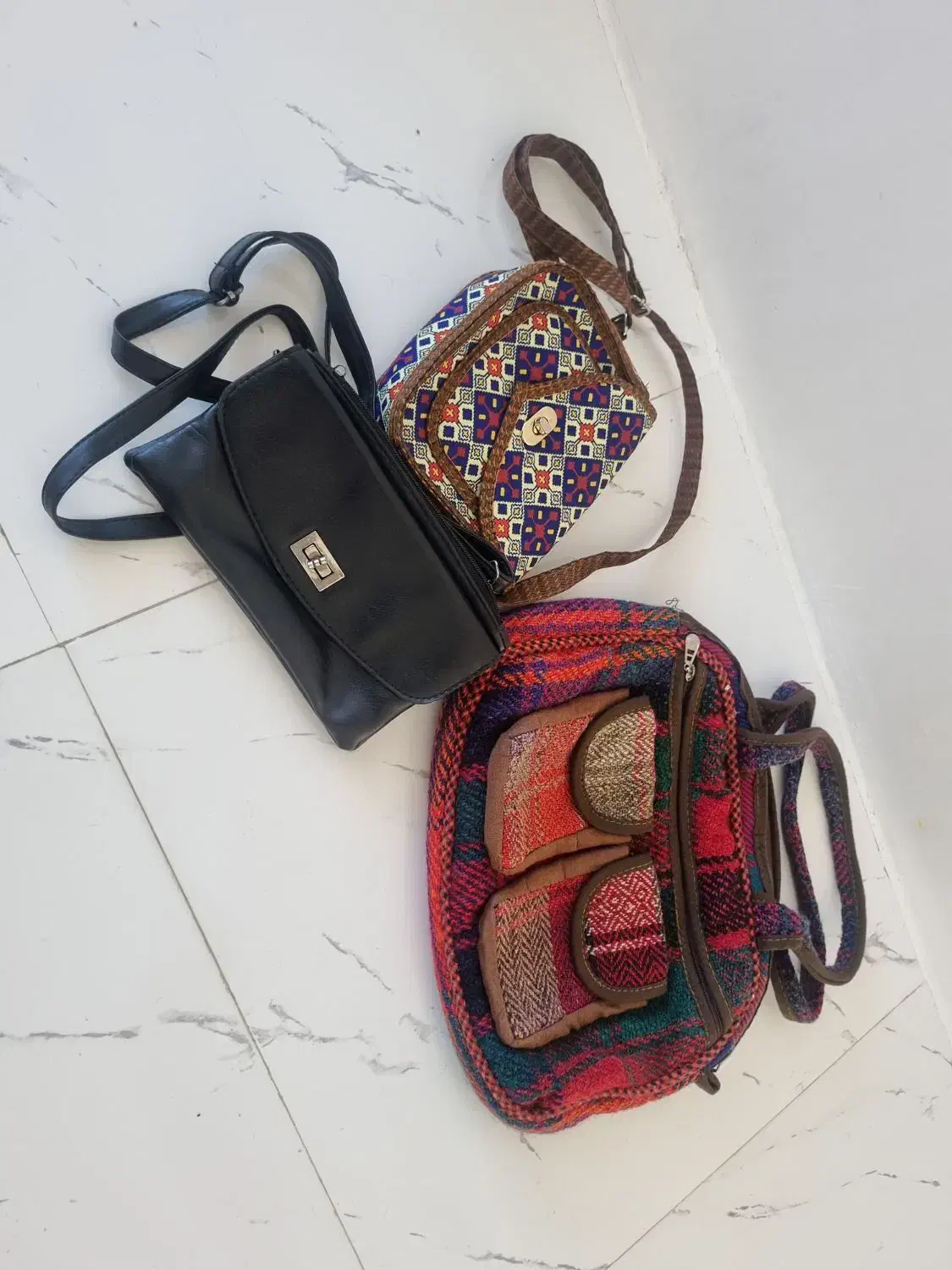 تعدادی کیف کارکرده|کیف، کفش، کمربند|گنبد کاووس, |دیوار