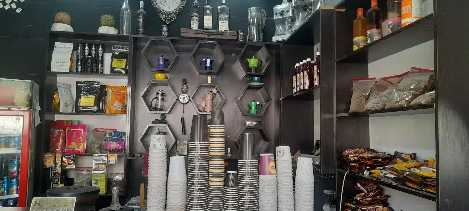 دکور ساده و شیک ب همراه میز و صندلی ،قیمت توافقی|کافیشاپ و رستوران|اهواز, منبع اب|دیوار