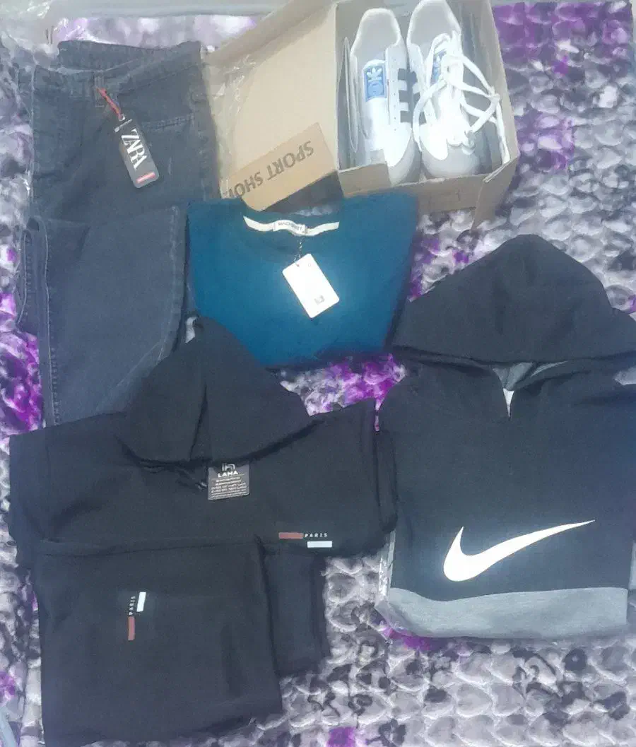 چند تکه لباس نو|لباس|حمیدیا, |دیوار