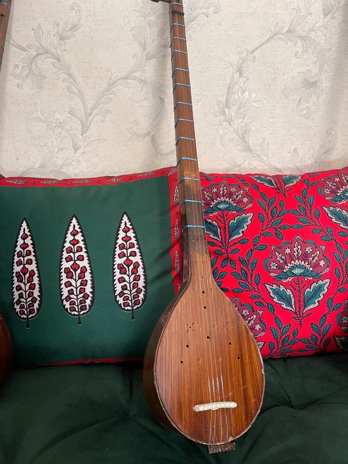 سه تار دستساز|سازهای سنتی|نظرآباد, نظرآباد|دیوار