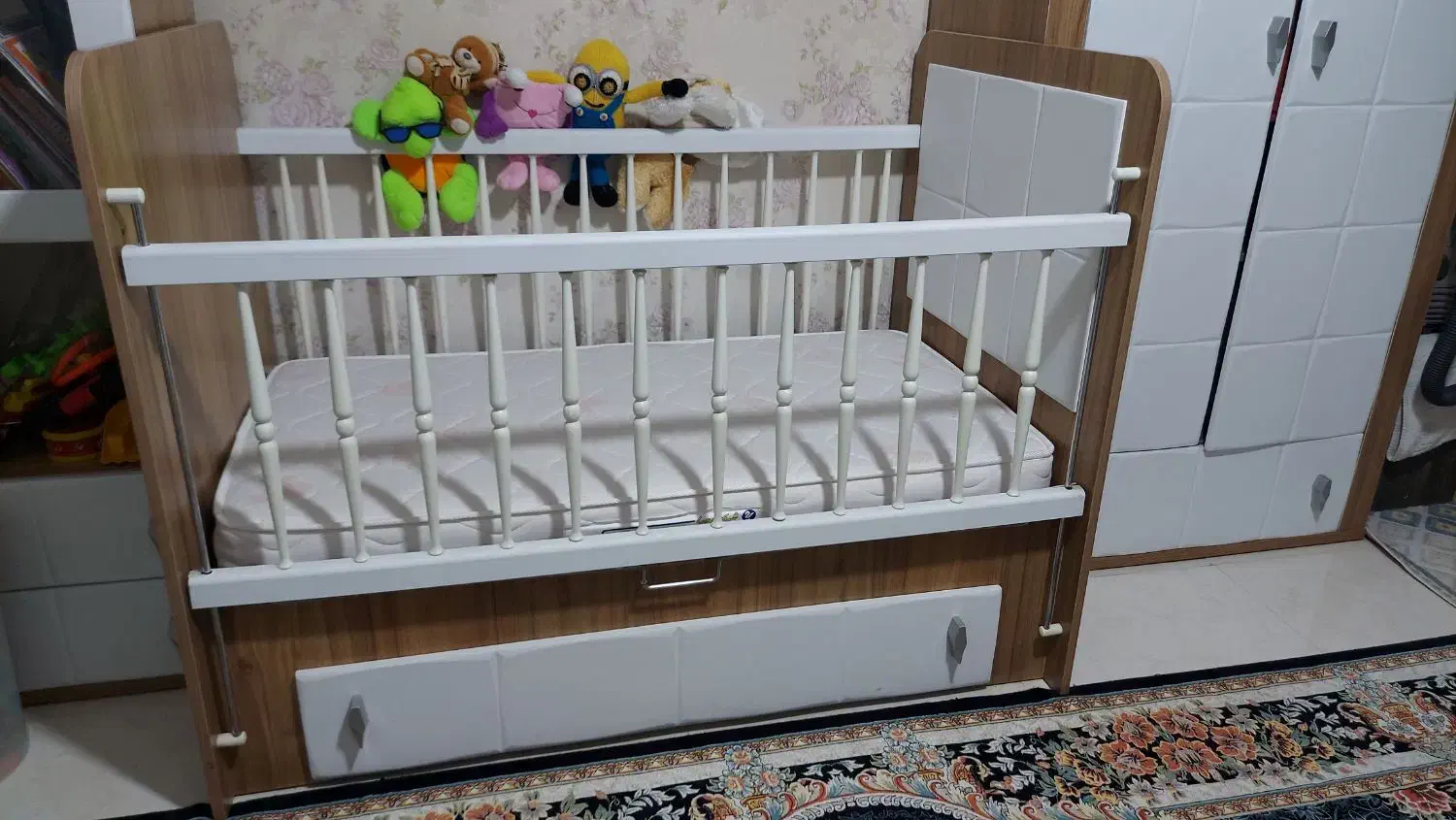 تخت کودک برند ساحل چوب به همراه تشک|تخت و صندلی بچه|ری, دولت‌آباد|دیوار