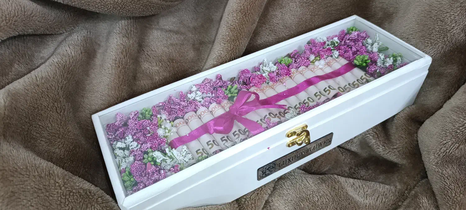 باکس گل و پول هدیه‌ای شیک، خاص و کاملاً سفارشی|گل مصنوعی|یزد, |دیوار