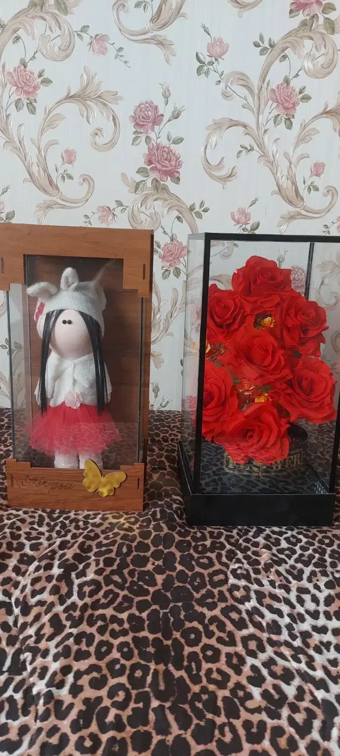 دو عدد عروسک و گل مناسب هدیه دادن|گل مصنوعی|اندیشه, اندیشه فاز ۱|دیوار