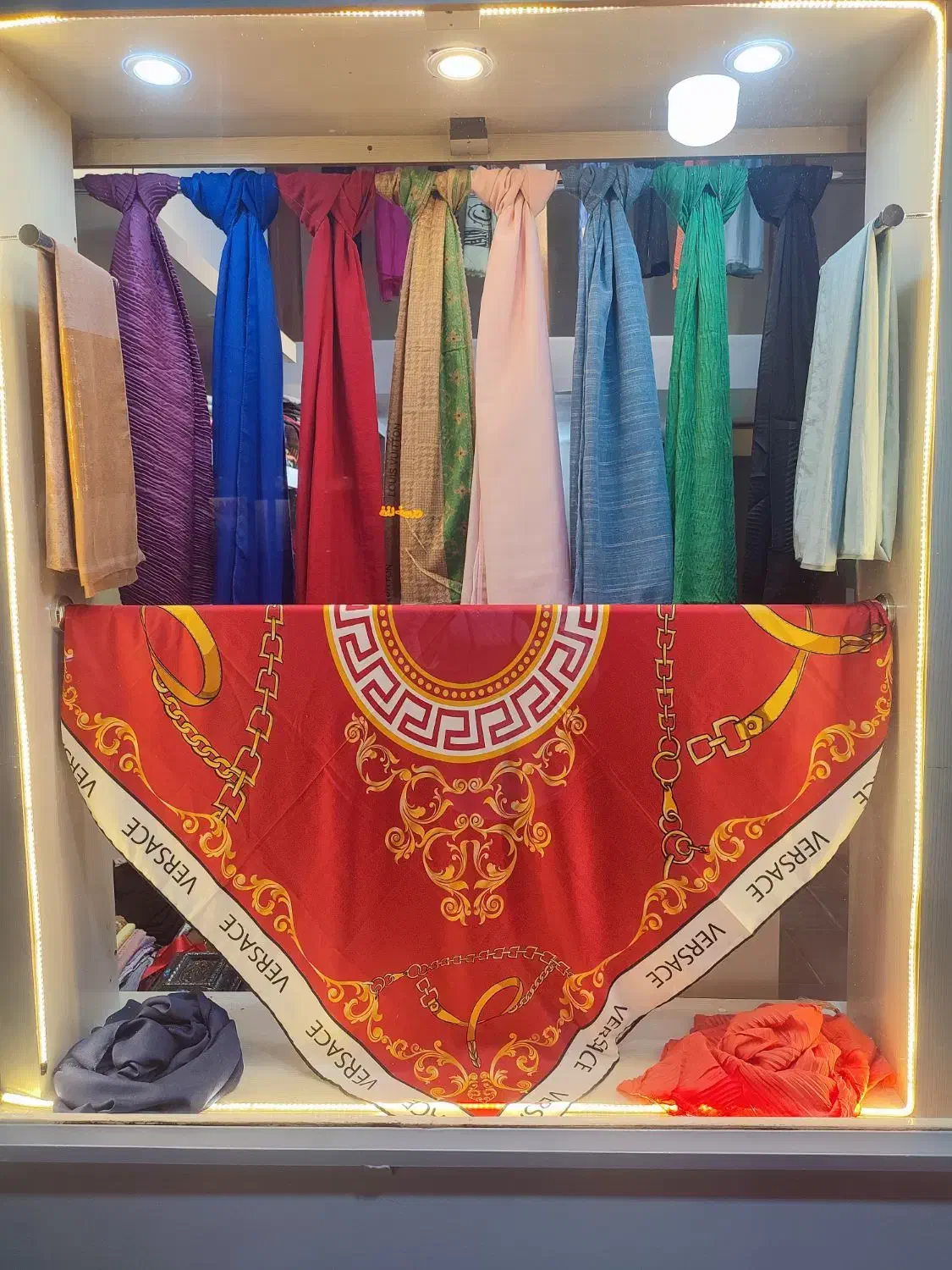 خانه شال و روسری نورا|لباس|گنبد کاووس, |دیوار