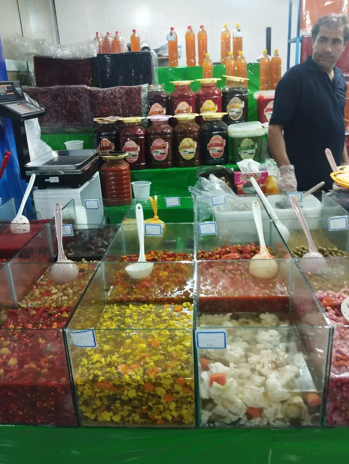 به چند نفر برای هایپرمیوه فروشی. وسبزی خورد کنی|استخدام خدمات فروشگاه و رستوران|تهران, ازگل|دیوار