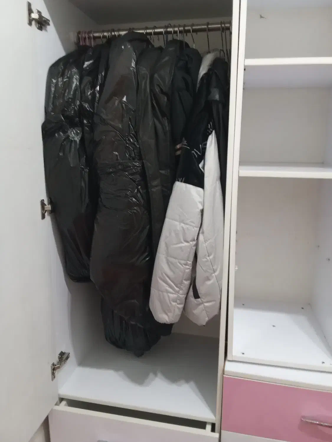 کمد کاملا سالمه هیچ مشکلی ندارد به علت کمبود جا|جاکفشی، کمد، دراور|رشت, ترمینال|دیوار