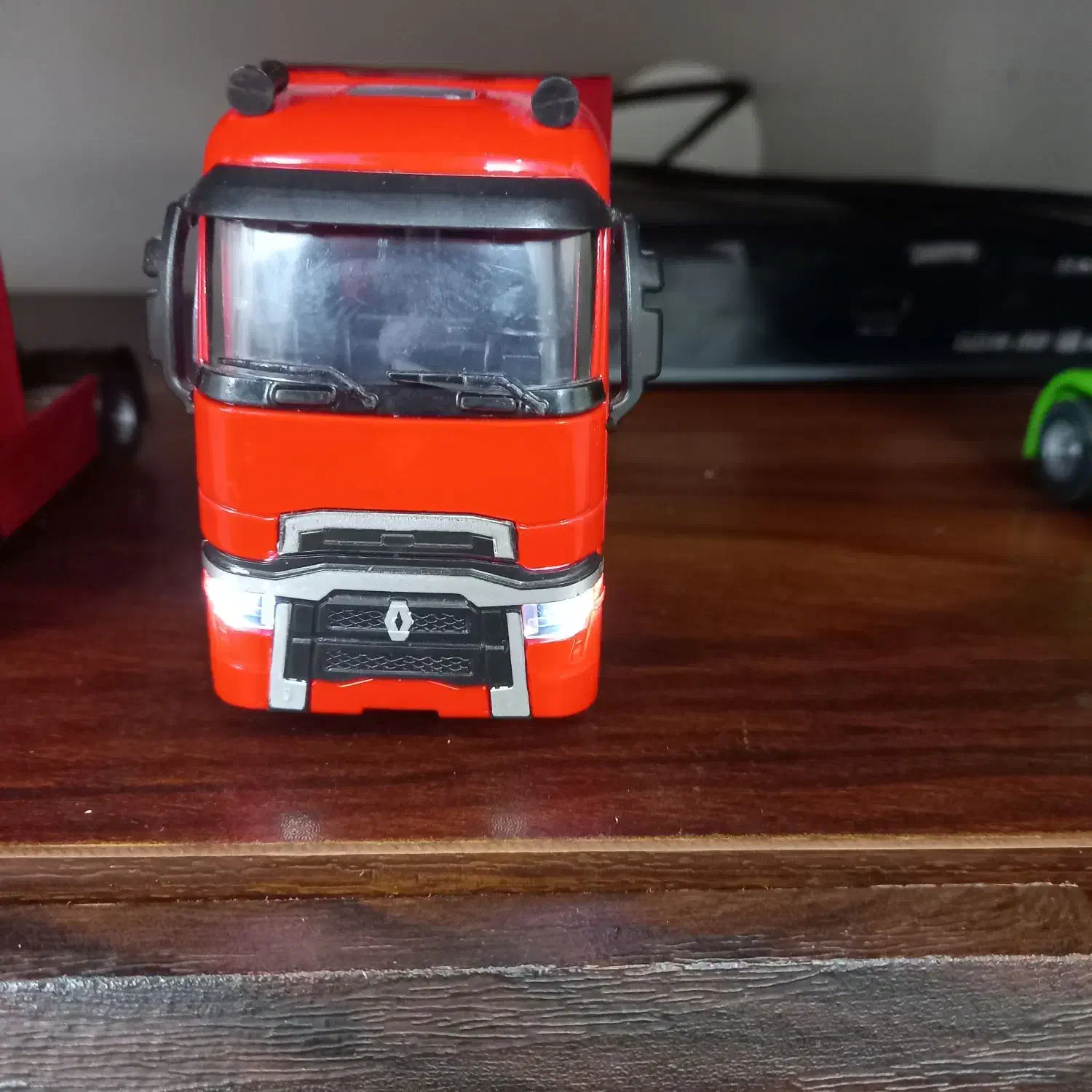 ماکت کامیون فلزی|کلکسیون اشیاء عتیقه|یزد, |دیوار