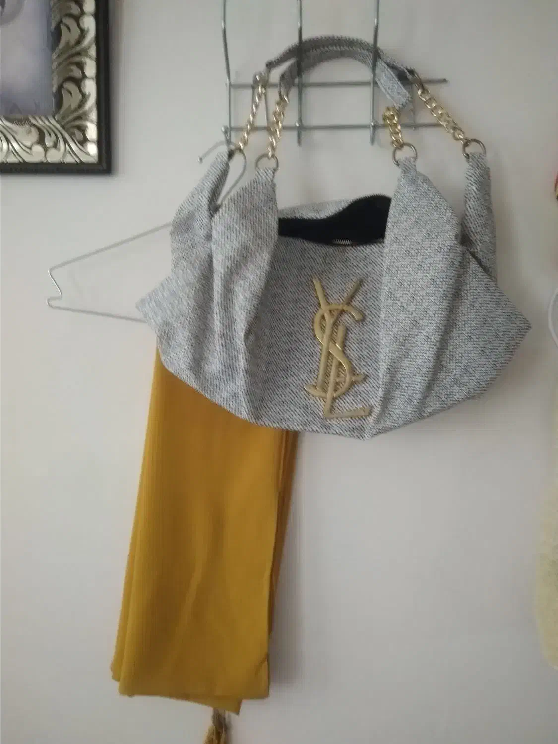 کیف|کیف، کفش، کمربند|تربت‌حیدریه, منظر|دیوار