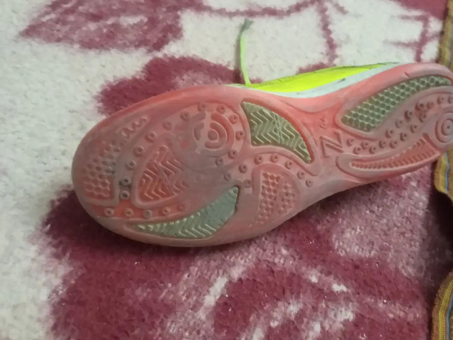 کفش فوتبالی|تجهیزات ورزشی|پرند, فاز ۱|دیوار