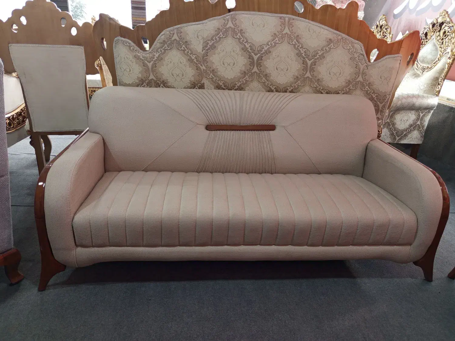 تعدادی از مبل ها به قیمت خرید گذاشته شده|مبلمان خانگی و میز عسلی|پارسآباد, |دیوار