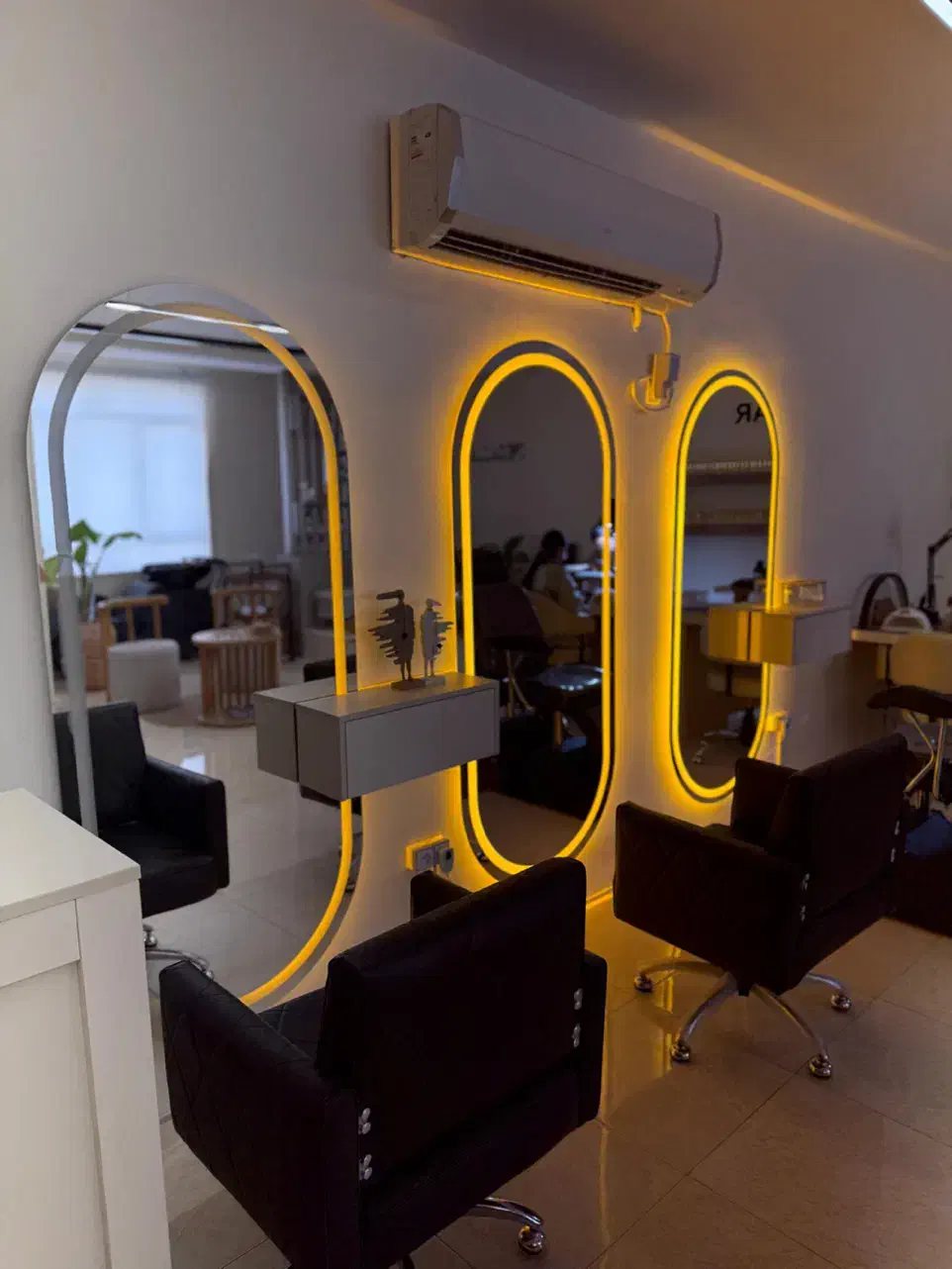آینه فول لایت سالنی با صندلی کپ جک دار و استند رنگ|آرایشگاه و سالنهای زیبایی|بندرعباس, |دیوار