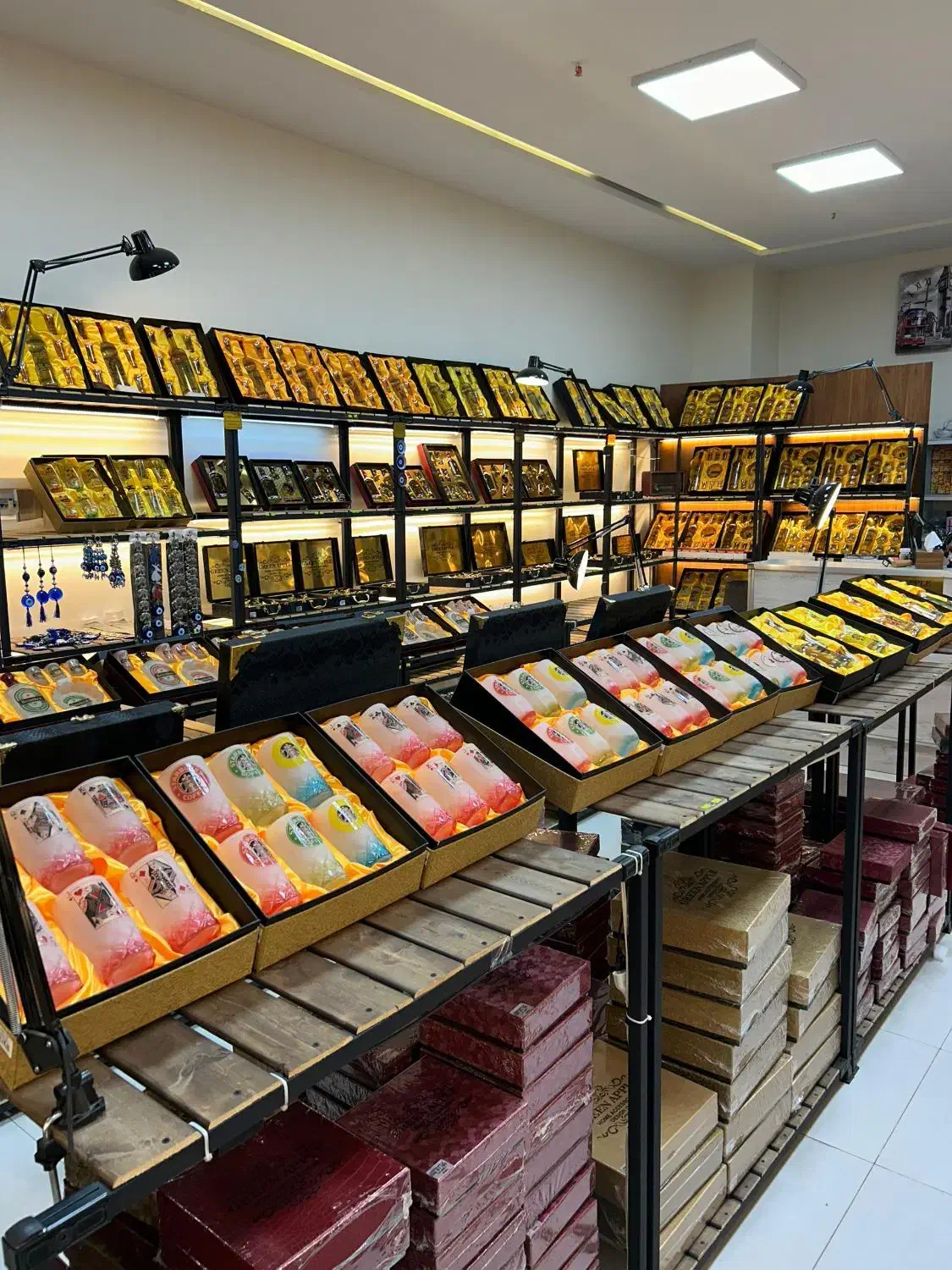 کارگر آقا فروشگاه کادویی بازار صالح آباد غربی|استخدام خدمات فروشگاه و رستوران|آفتاب, |دیوار