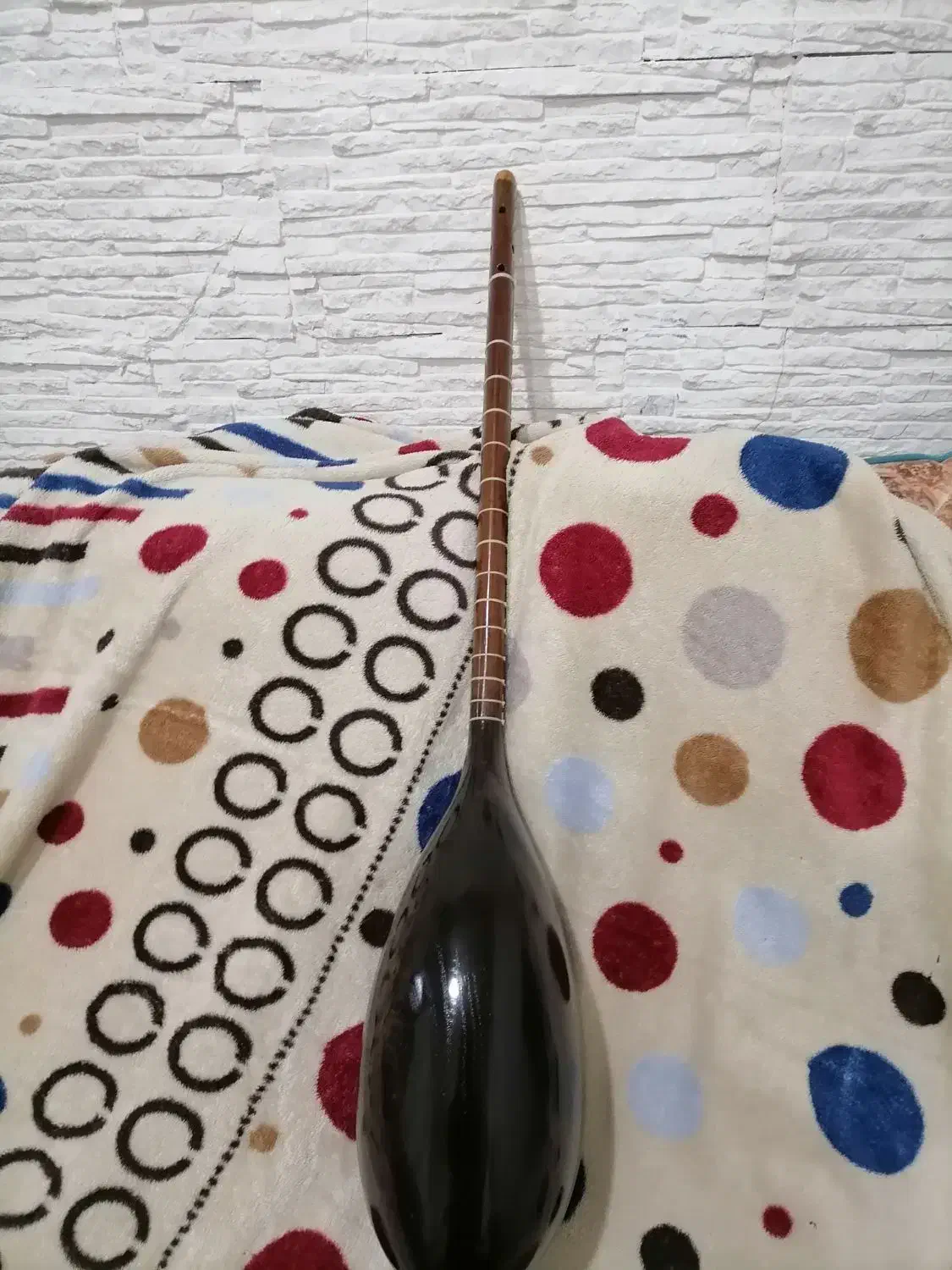 تنبور یک تیکه از چوب توت|سازهای سنتی|کنگاور, |دیوار