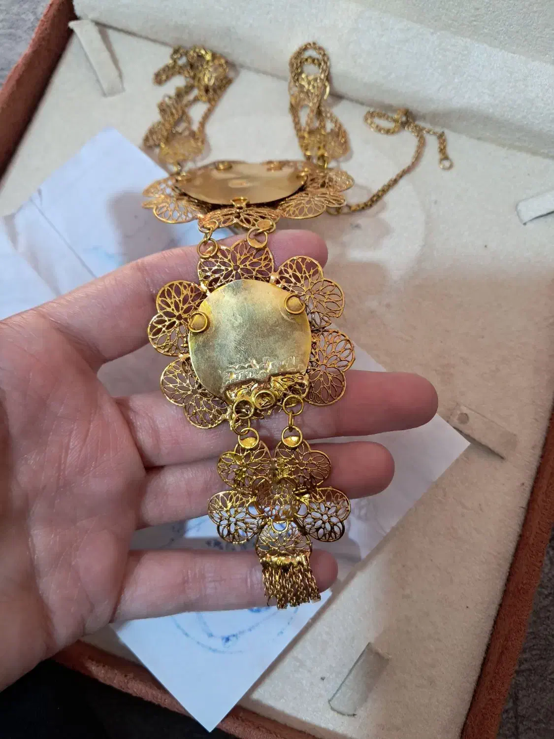 گردنبند نقره|جواهرات|شیراز, کوشک میدان|دیوار