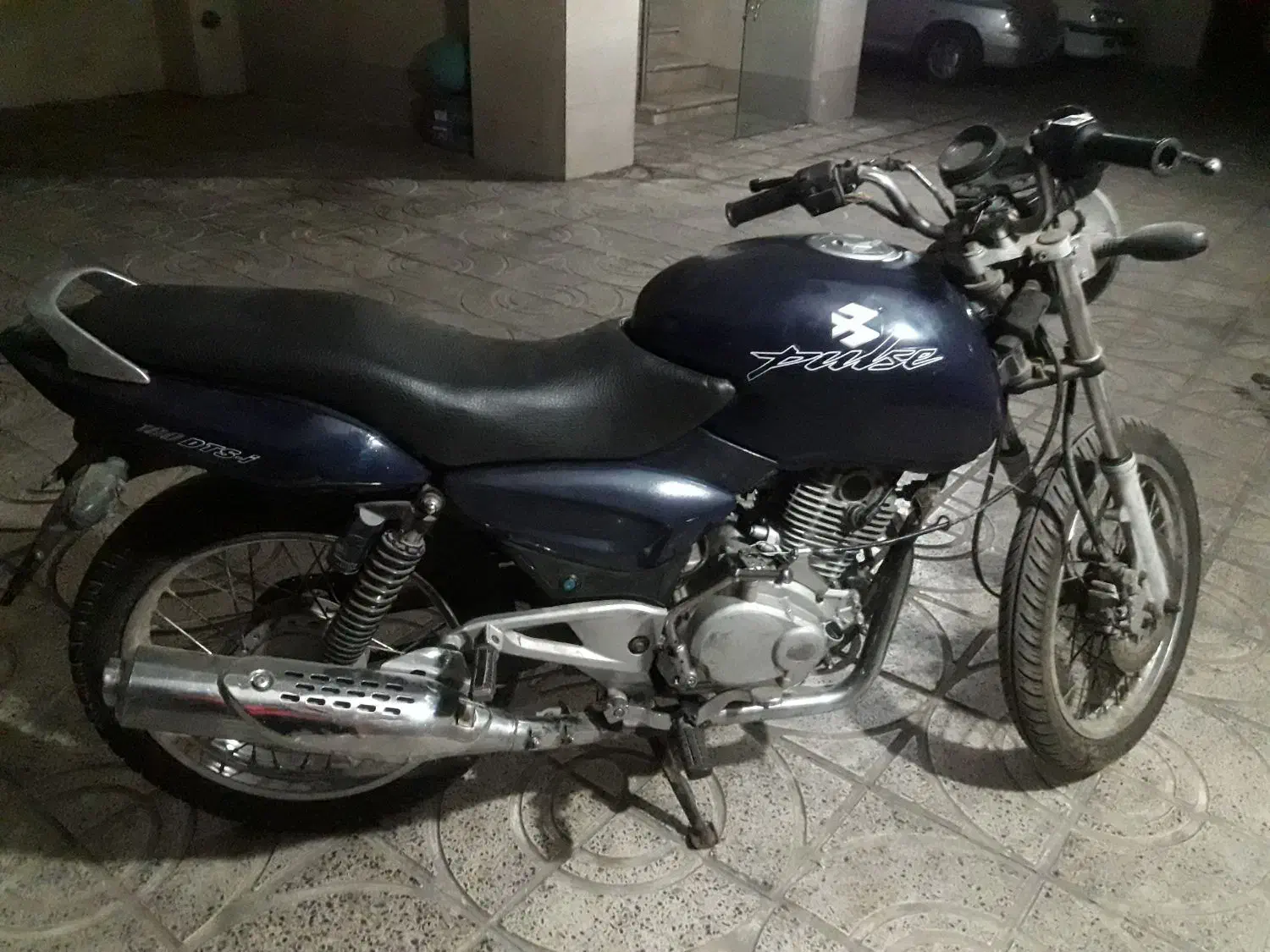 پولسار 84 دوشمع ابی کاربنی|موتورسیکلت|اندیشه, اندیشه فاز ۱|دیوار