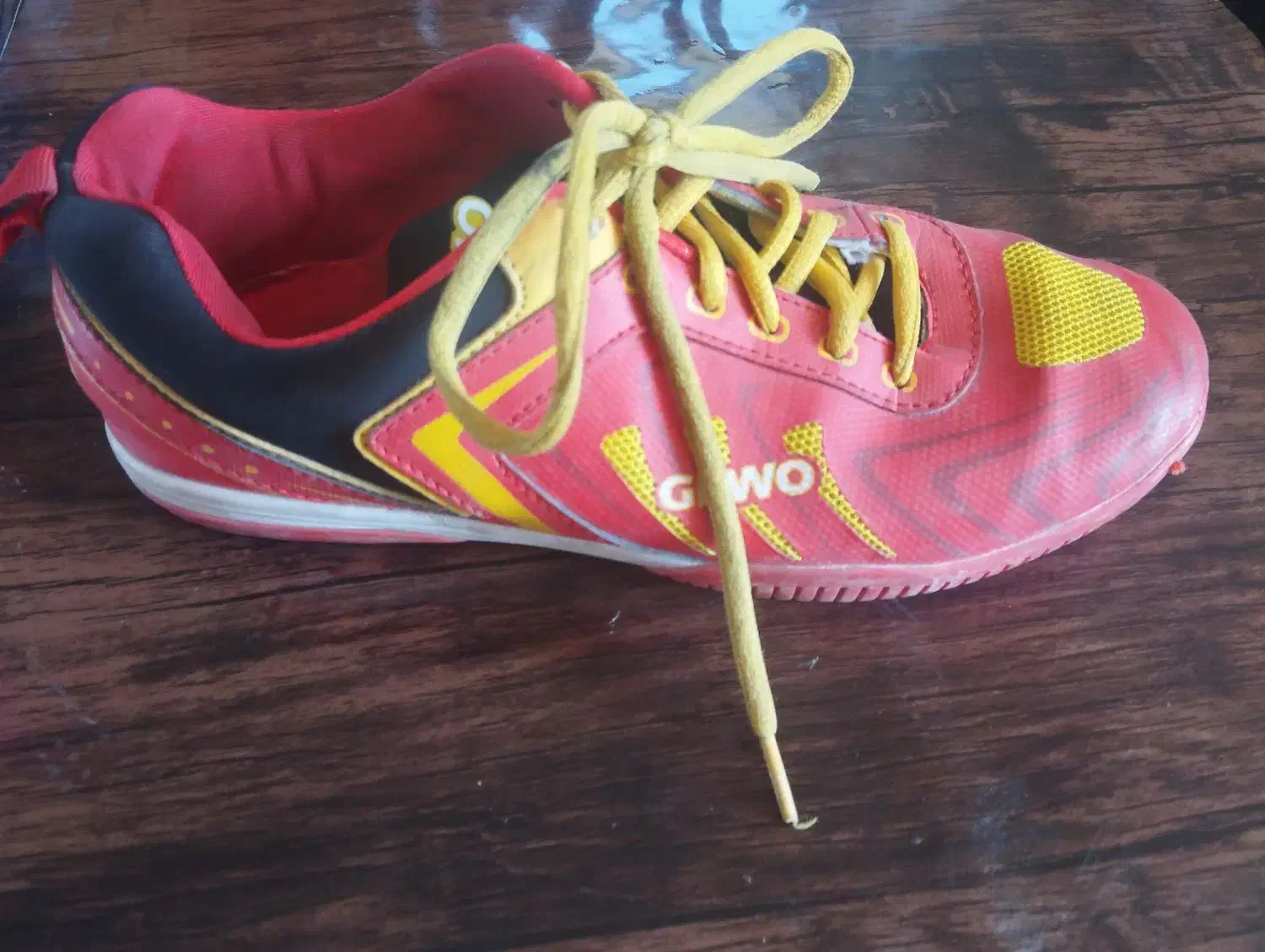 کفش سالن|کیف، کفش، کمربند|شیراز, فرودگاه شهید دستغیب شیراز|دیوار