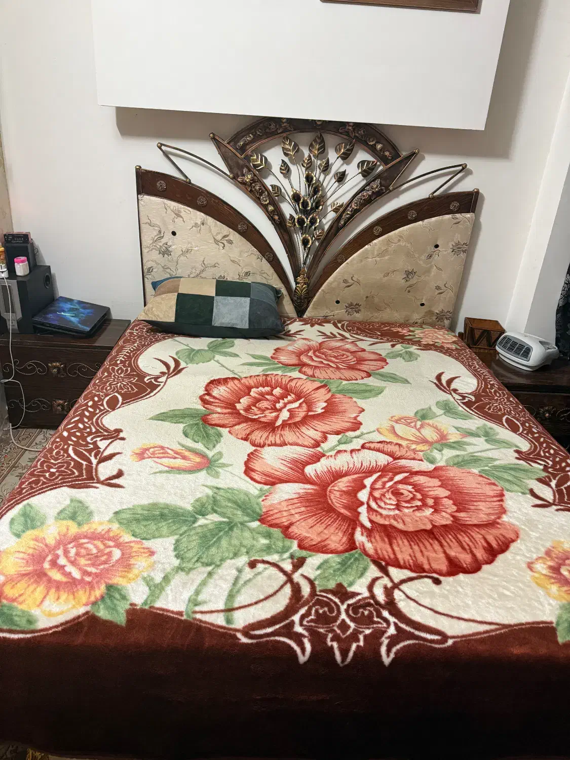 تخت دو نفره و پا تختی و دراور|تخت و سرویس خواب|مشهد, شهرک لشکر (شهرک غرب)|دیوار