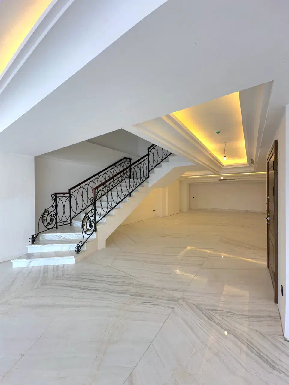 آپارتمان ۲۴۰ متر / ولیعصر / ۴ خواب / حیاط خلوت دار|فروش آپارتمان|تبریز, |دیوار