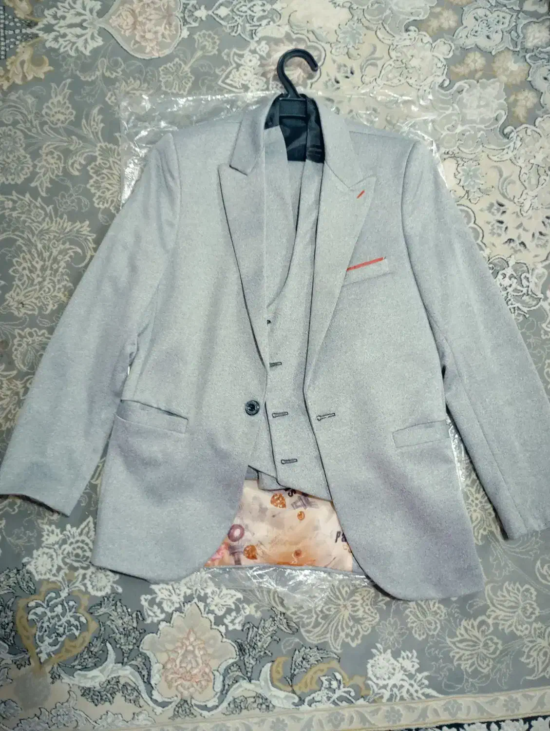 کت و شلوار همراه با جلیقه|لباس|بابل, |دیوار