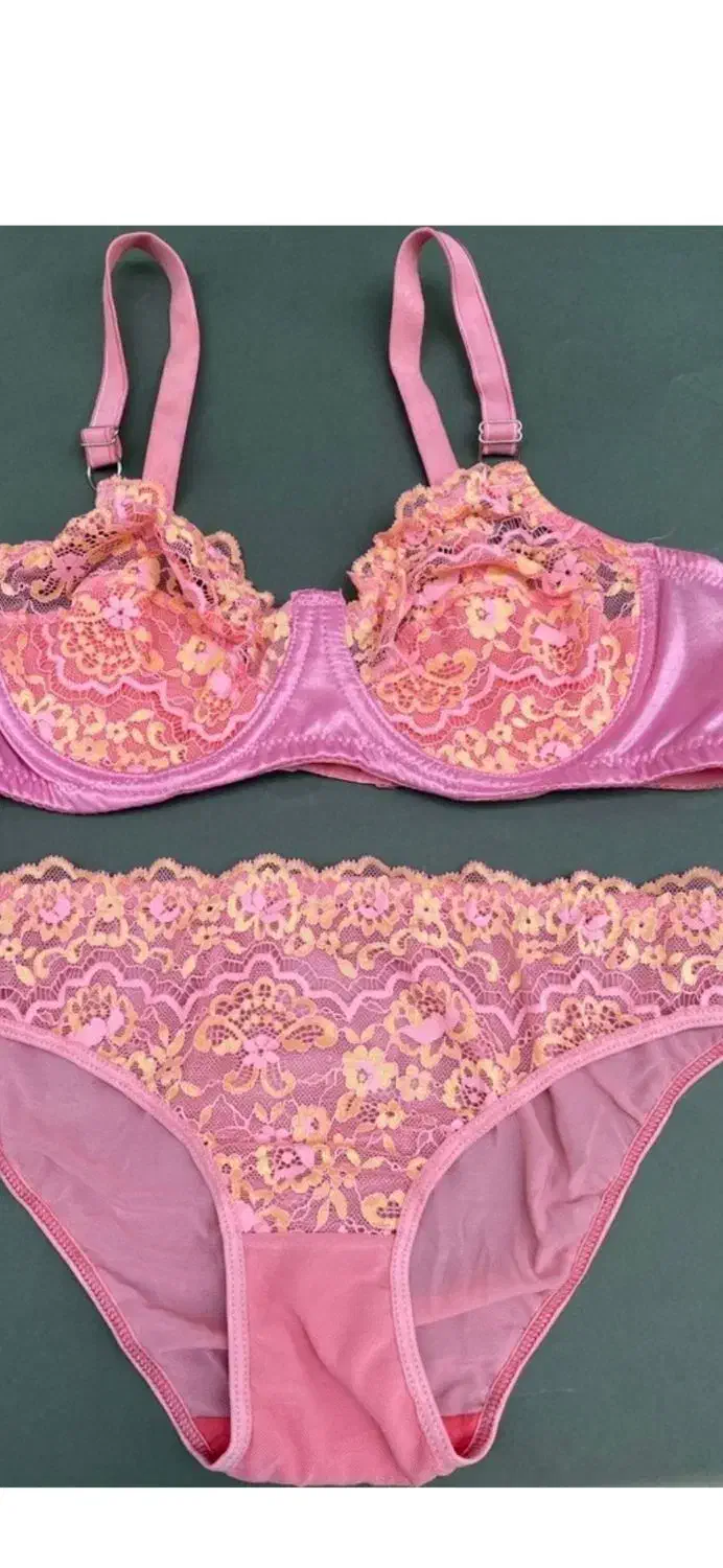 لباس زنانه|لباس|رشت, توشیبا|دیوار