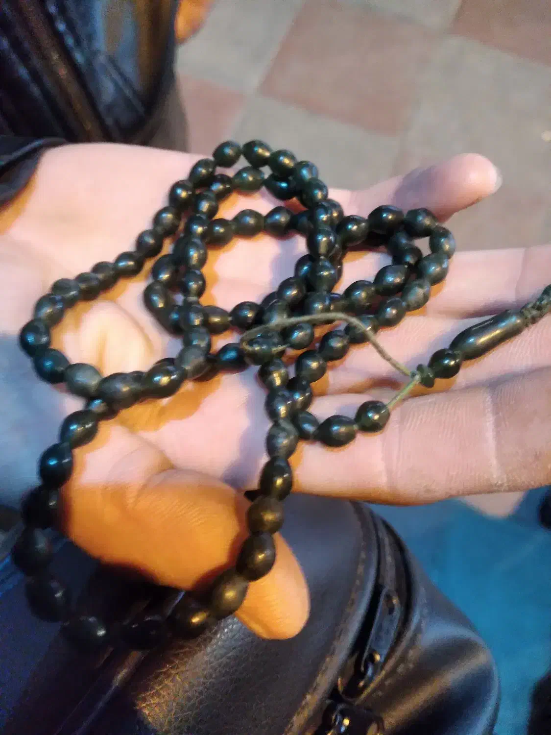 تسبی شاه مقصود|کلکسیون اشیاء عتیقه|قرچک, زیبا شهر|دیوار