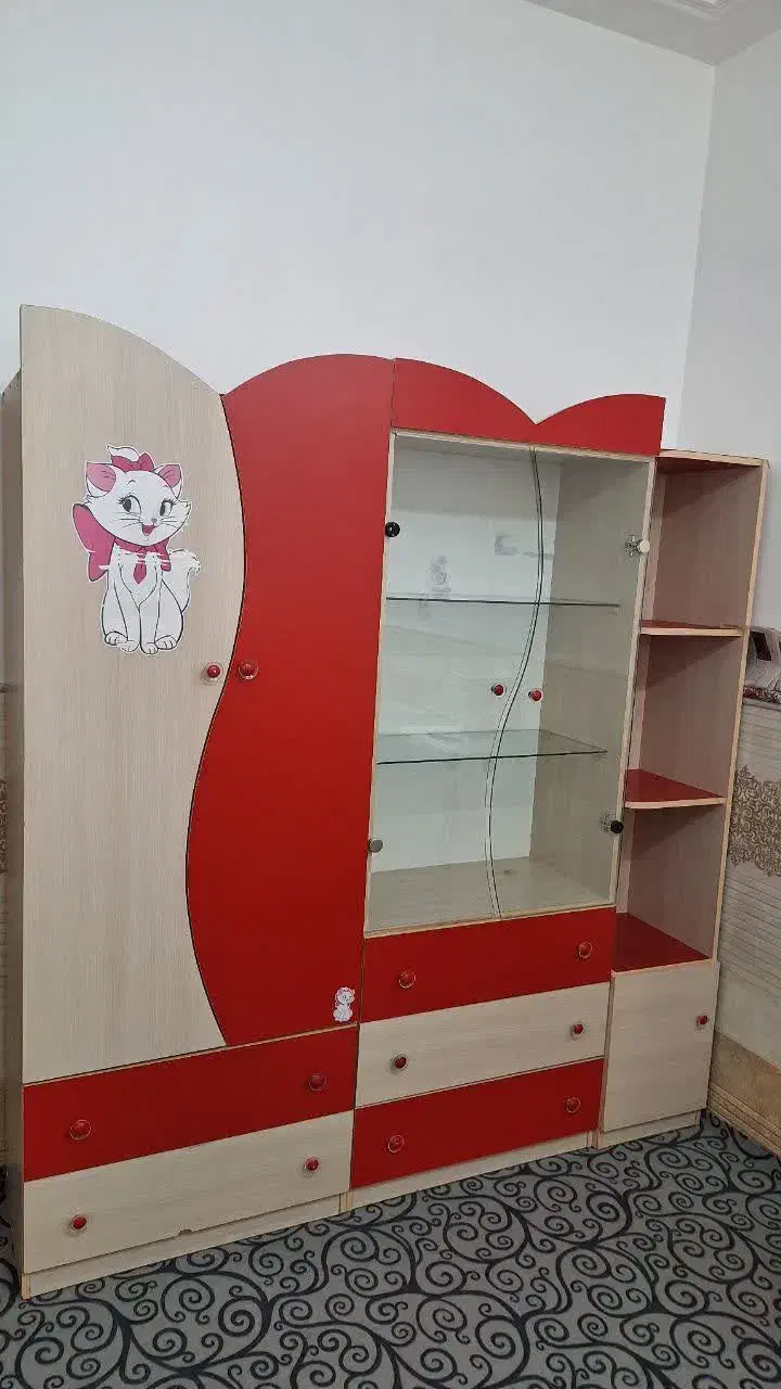 کمد سه تکیه تمیز وسالم ومیز آرایشی باعسلی|تخت و سرویس خواب|قم, باغ شریفی|دیوار