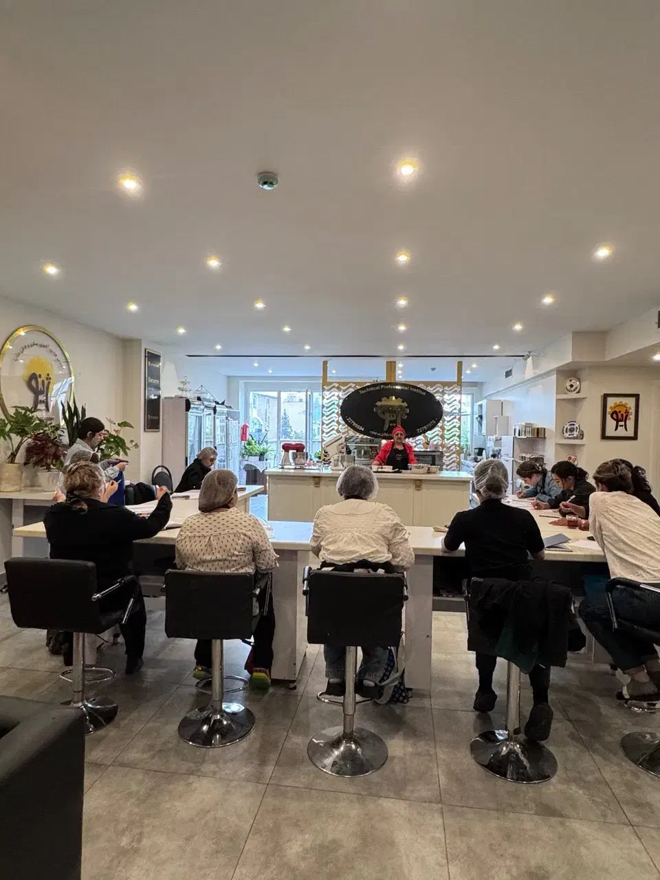 بخش تولید محتوا و منشی|استخدام اداری و مدیریت|تهران, قلهک|دیوار