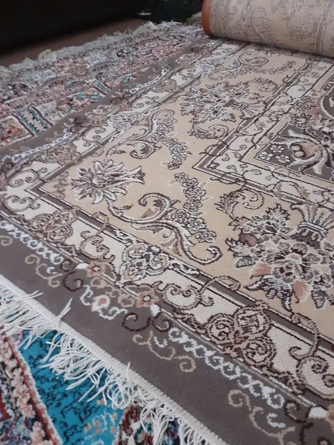 قالی زردرنگ|فرش|آق قلا, |دیوار