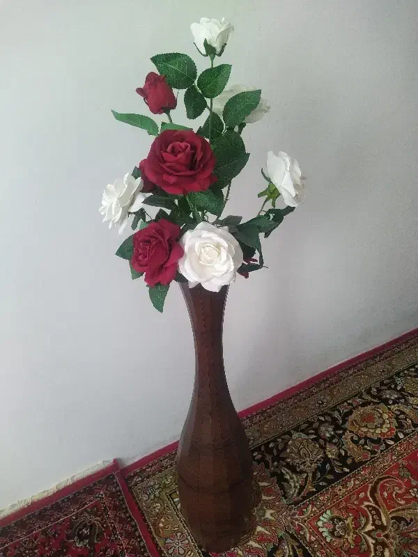 گلدان چوبی و گل رز|گل مصنوعی|خلخال, |دیوار