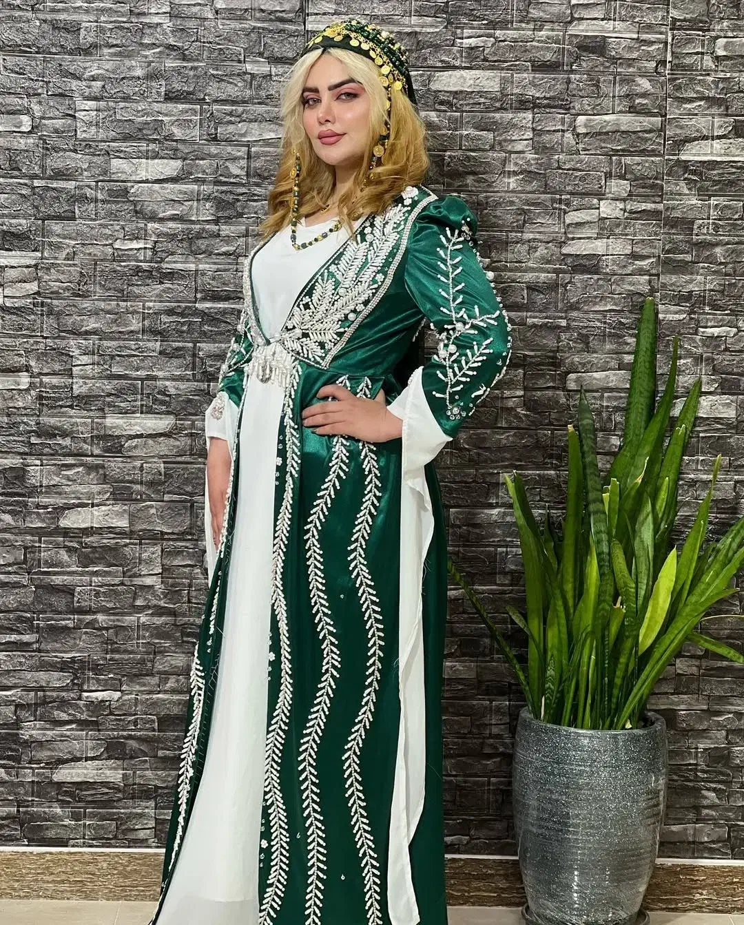 قوا زیبا|لباس|ماهیدشت, |دیوار