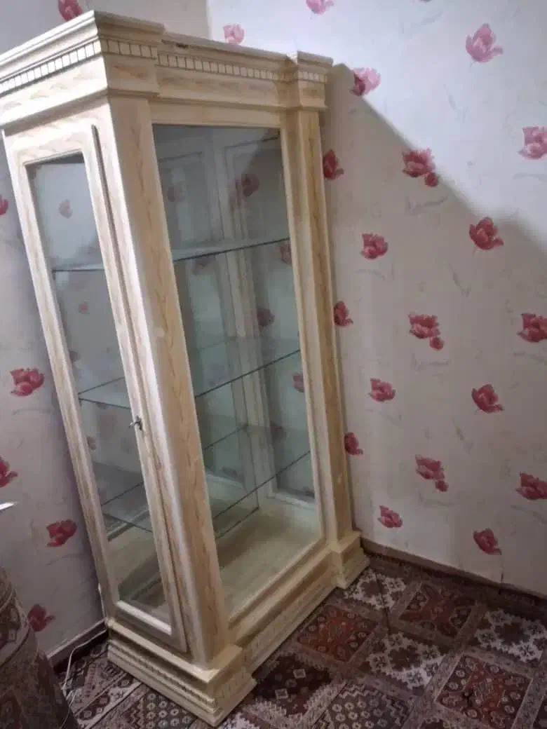 ویترین چوب گردو در حد نو ۳۰۰ تومن|بوفه، ویترین، کنسول|تهران, دهقان|دیوار