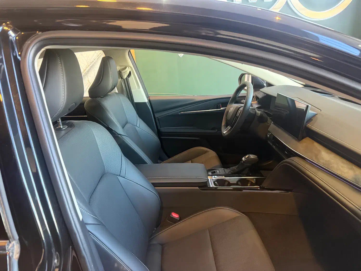 تویوتا کمری مشکی هیبرید ۲۵۰۰ سی سی مدل۲۰۲۵|خودرو سواری و وانت|رشت, پستک|دیوار