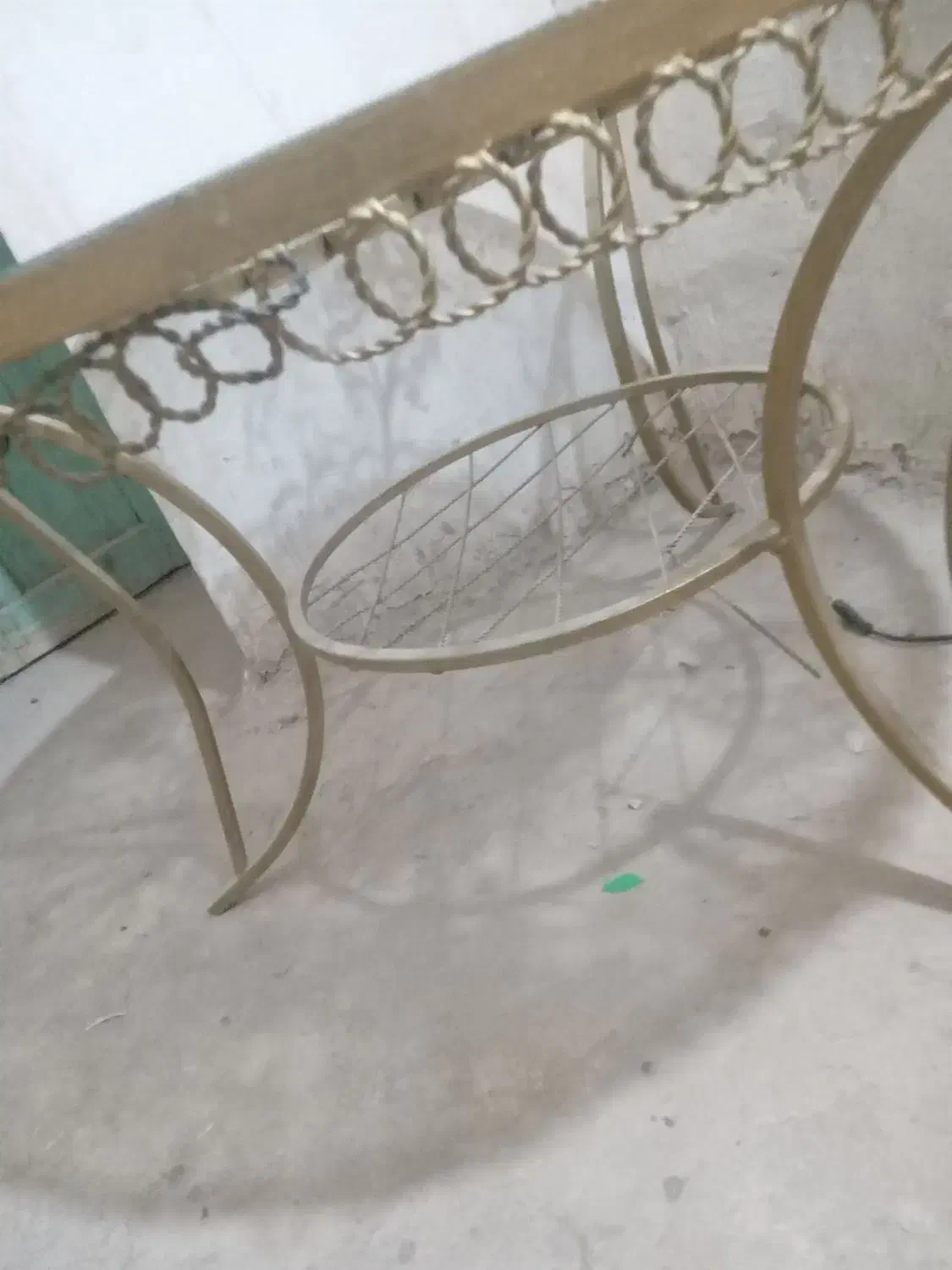 میز گرد رنگ طلایی|میز و صندلی غذاخوری|تفت, |دیوار