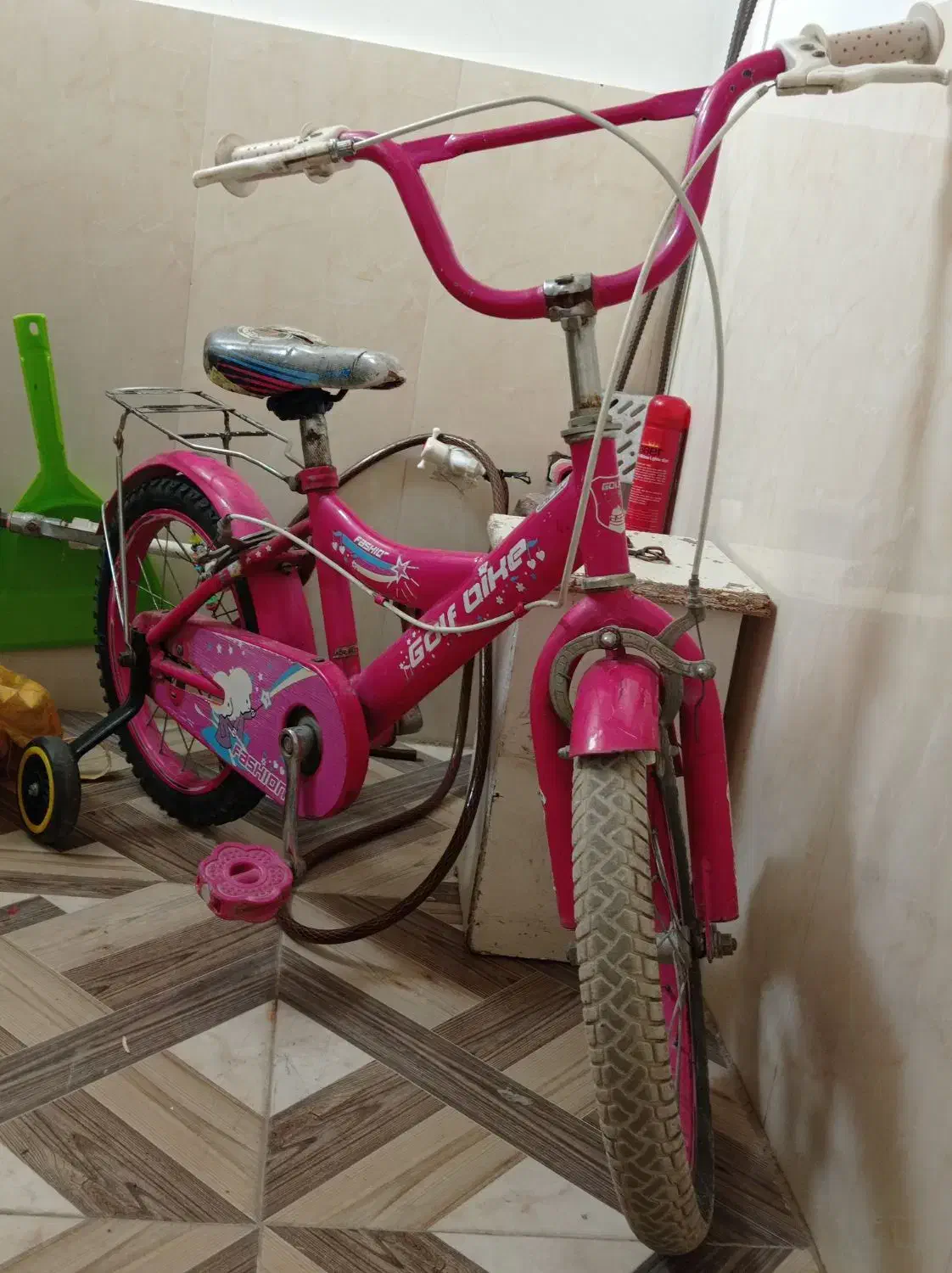 دوچرخه|دوچرخه، اسکیت، اسکوتر|میانه, |دیوار