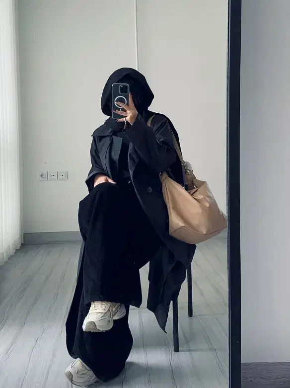 بارونی بلند مشکی|لباس|شیراز, ستارخان|دیوار