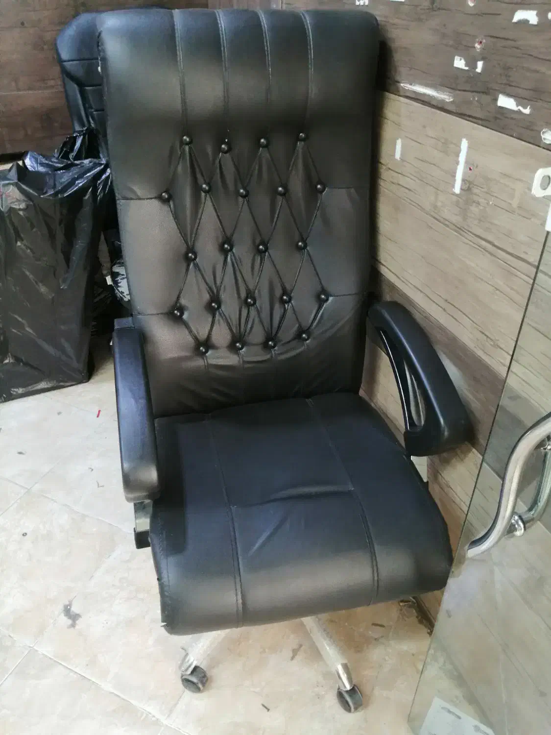 صندلی مدیریتی|دفتر کار|صدرا-فارس, فاز ۱|دیوار