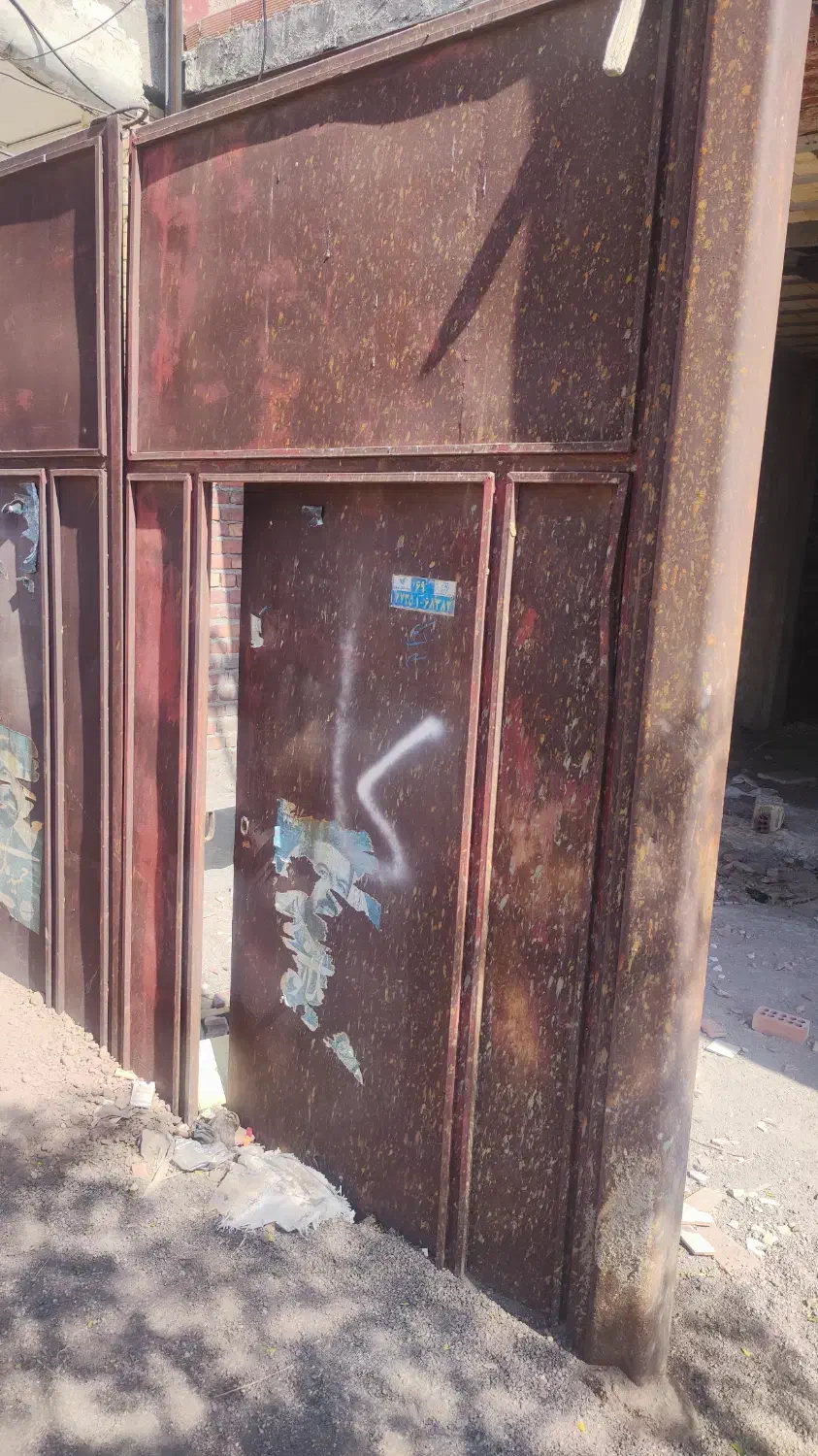 درب آهنی بزرگ|مصالح و تجهیزات ساختمان|فردوس (کرمان), |دیوار