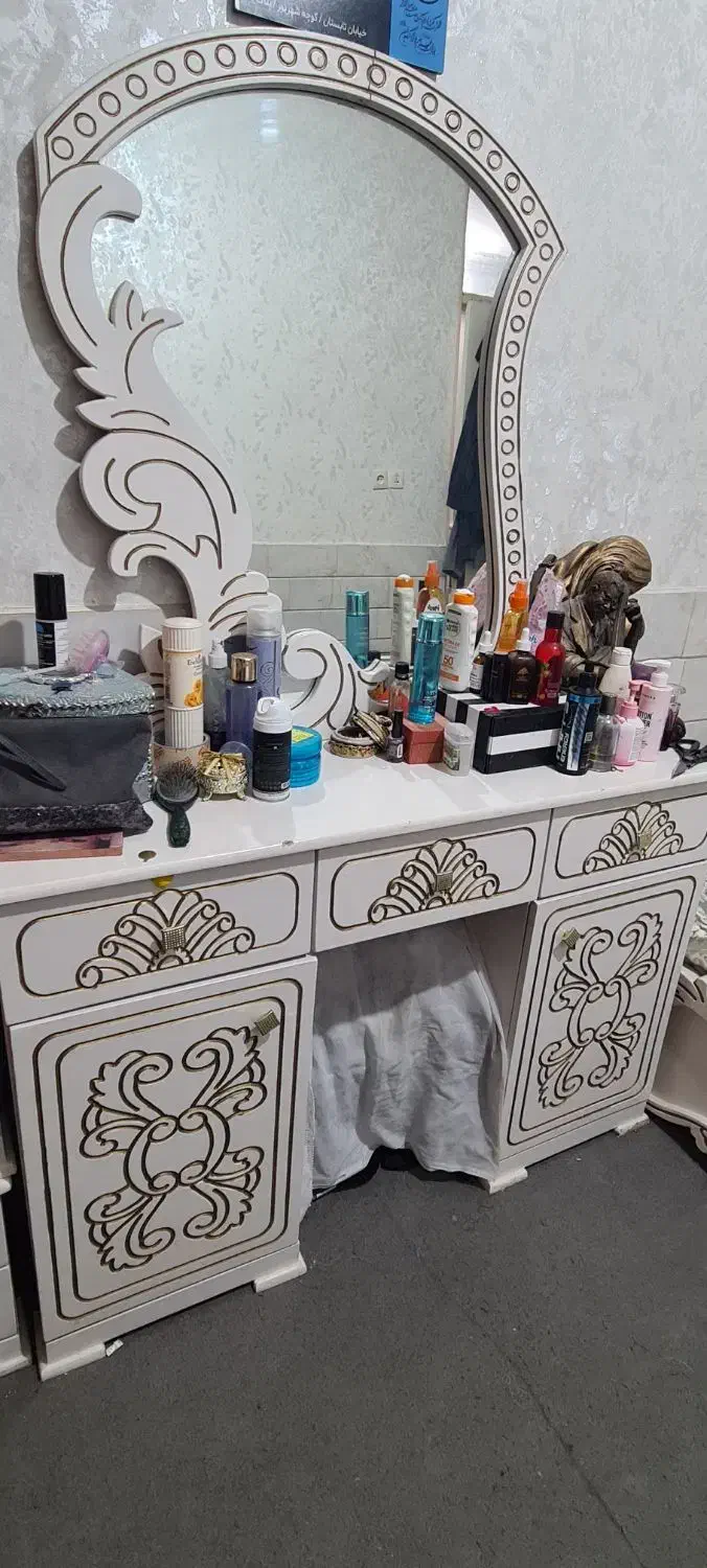 سرویس چوب کامل در حد نو|تخت و سرویس خواب|قم, قلعه عموحسین|دیوار